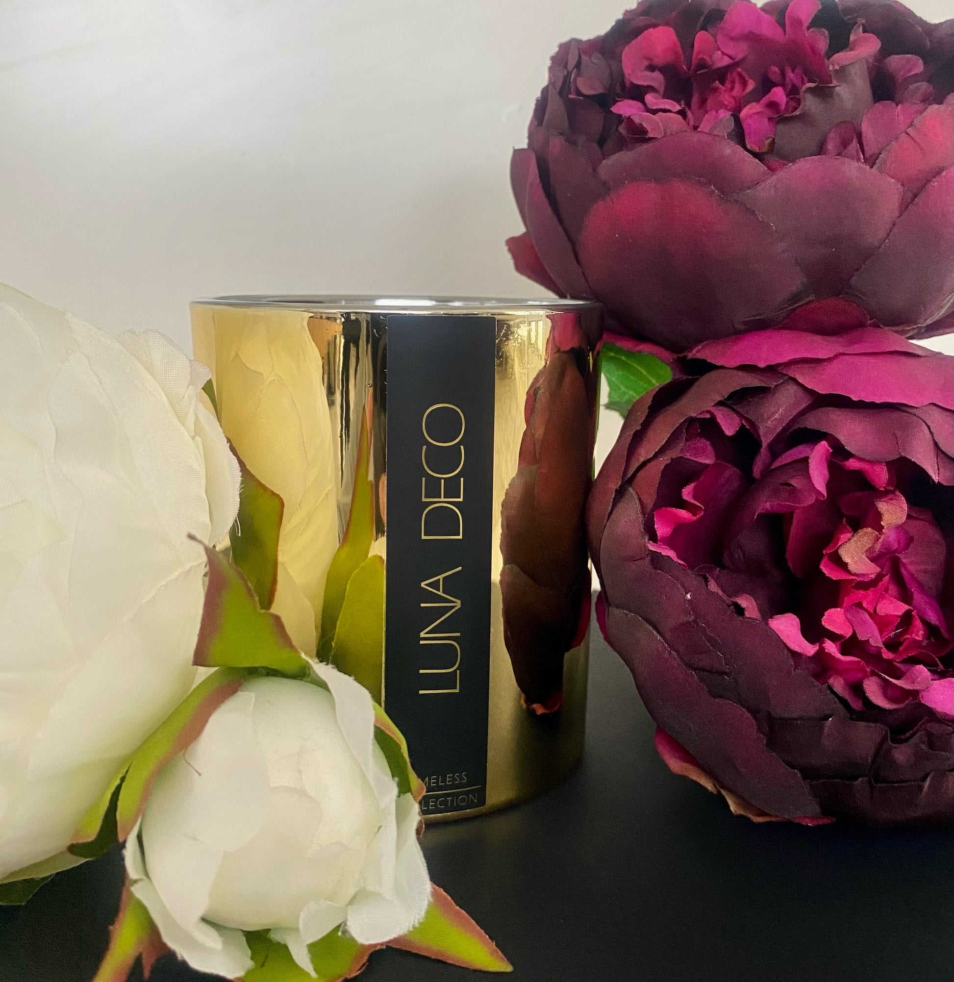 Gold Luna Deco candle with purple and white flowers on a dark surface.
Home decor ideas, minimalist style, Australian made soy candle, cozy home, home fragrance, calm and relax, hand-poured soy candles.clean and fresh burn, perfect gift, treat to yourself, stunning decoration piece, 